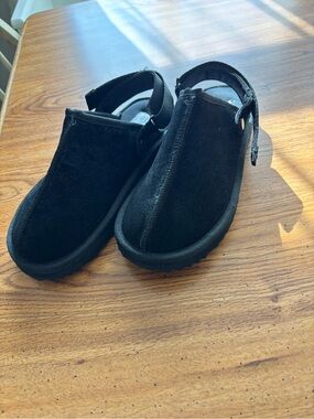 Woman’s Black clogs